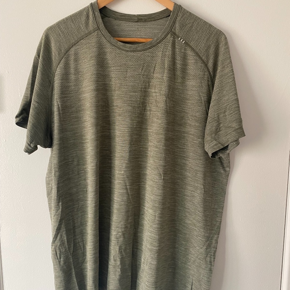 Mens Lululemon Metal Tech tee size XL in EUC